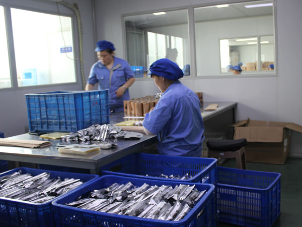 自己做膏藥生產(chǎn)商自己建廠合適還是找代加工廠家合作貼牌？